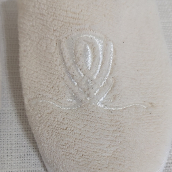 New Wynn Resorts Las Vegas Cream Slippers with Embroidered Logo Size 6/7 Small - Picture 3 of 6
